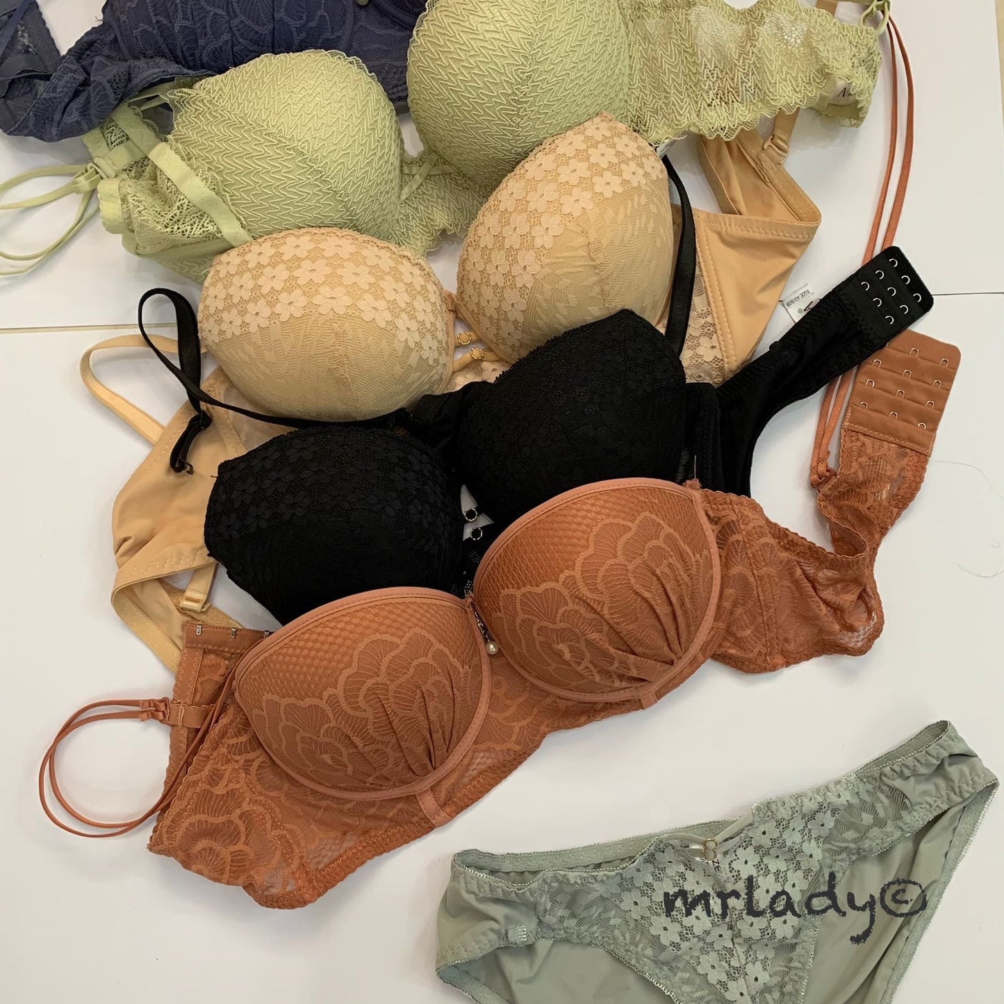 SIZE 40 PUSH UP BRA SET (RANDOM PICK)